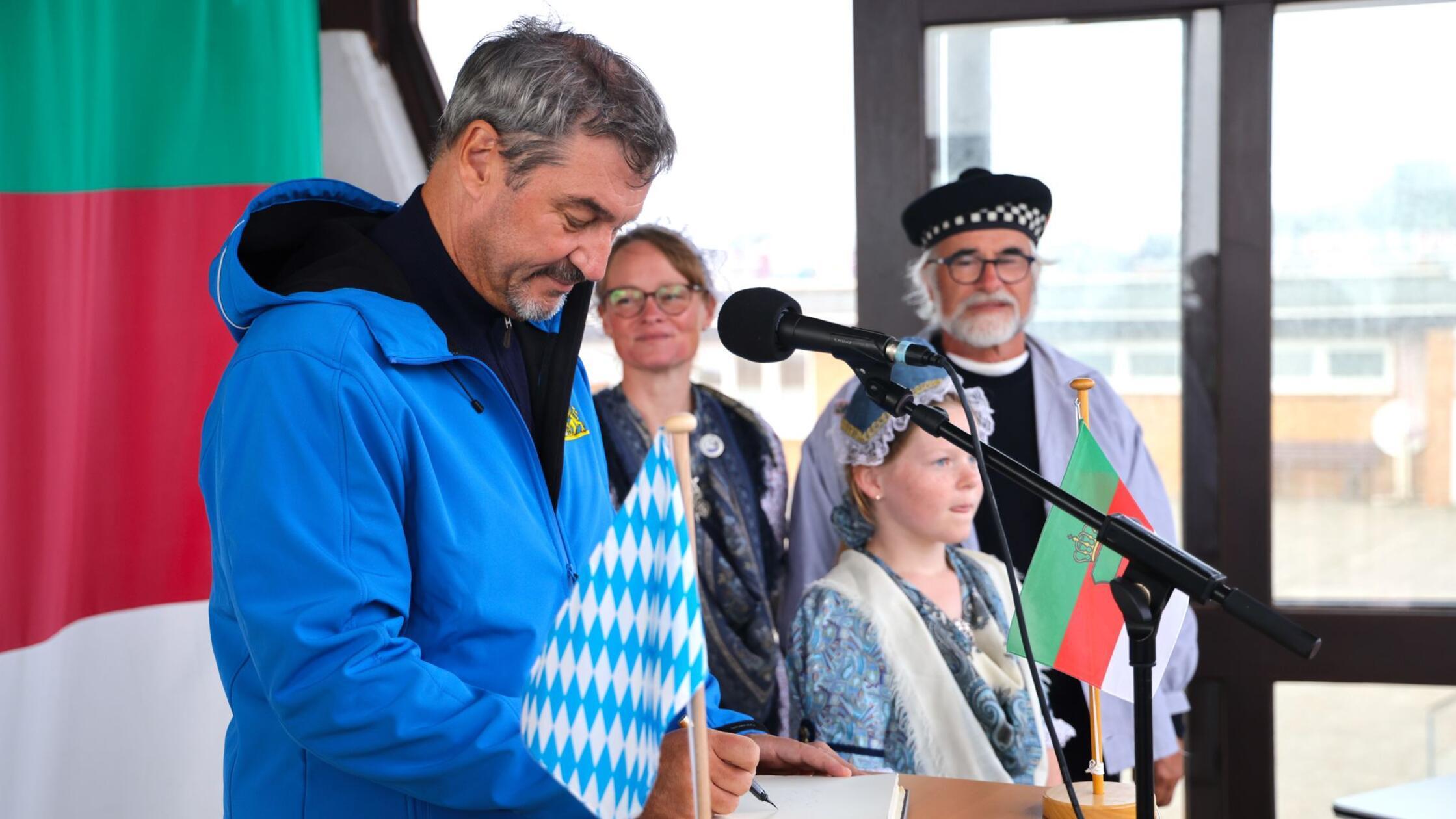 Söder trägt sich ins Goldene Buch von Helgoland ein
