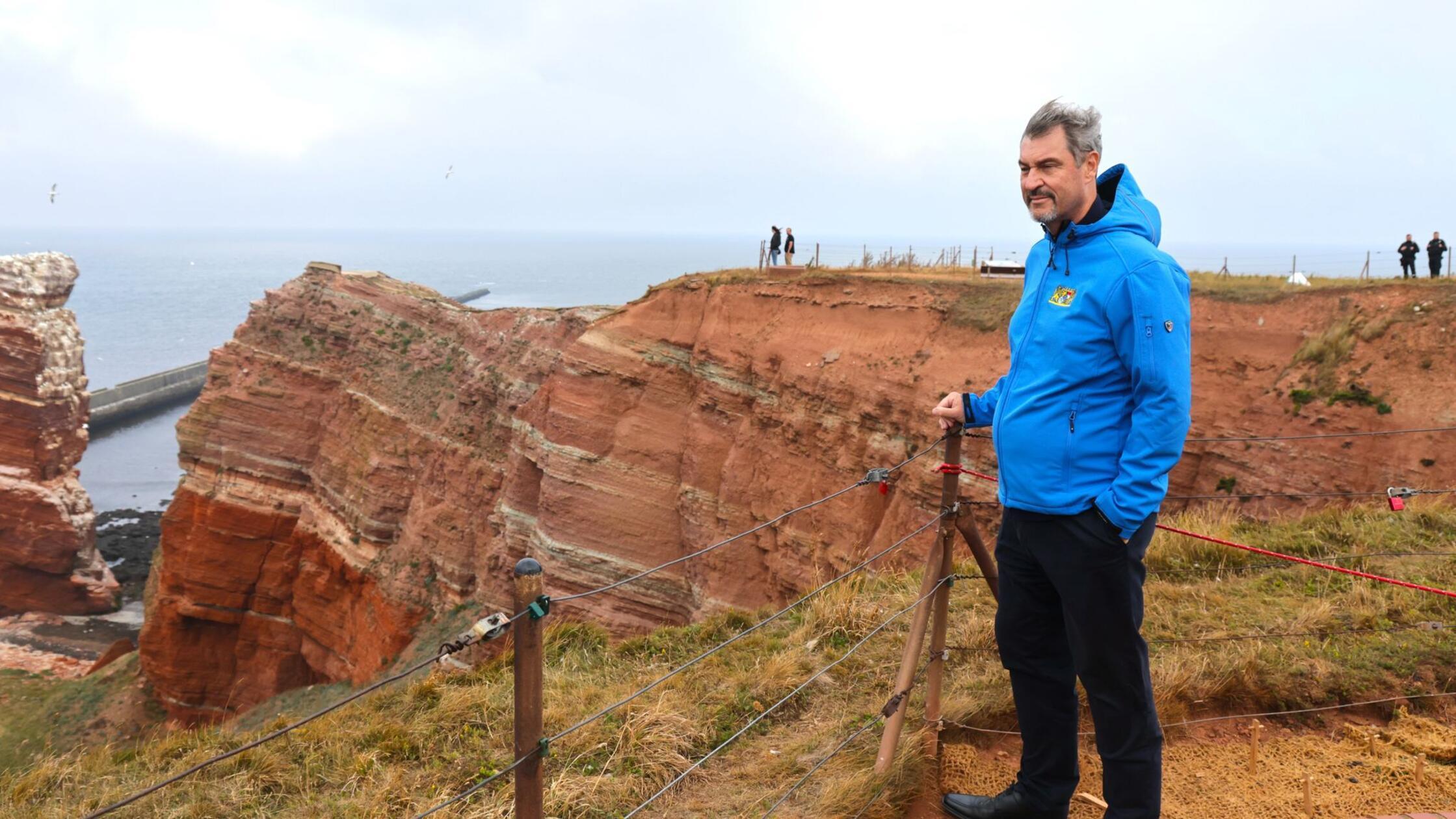 Söder besucht Lange Anna auf Helgoland