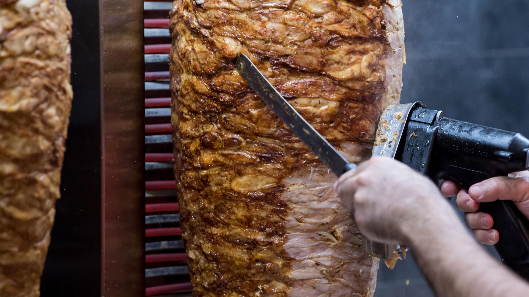 Dönerspieße auf Autobahn verteilt
