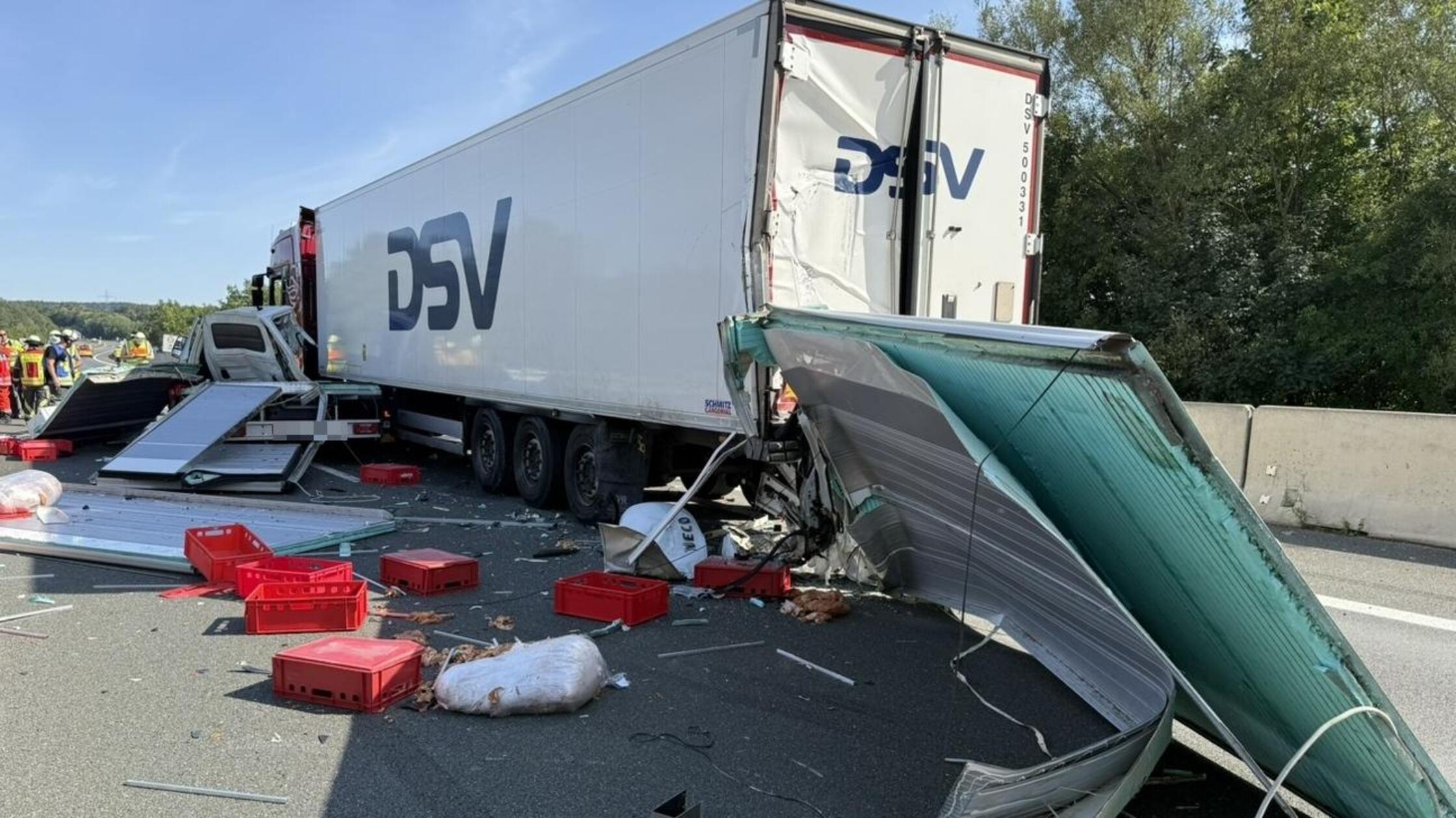 Doner meat distributed on the A6: Van crashes into the end of a traffic ...