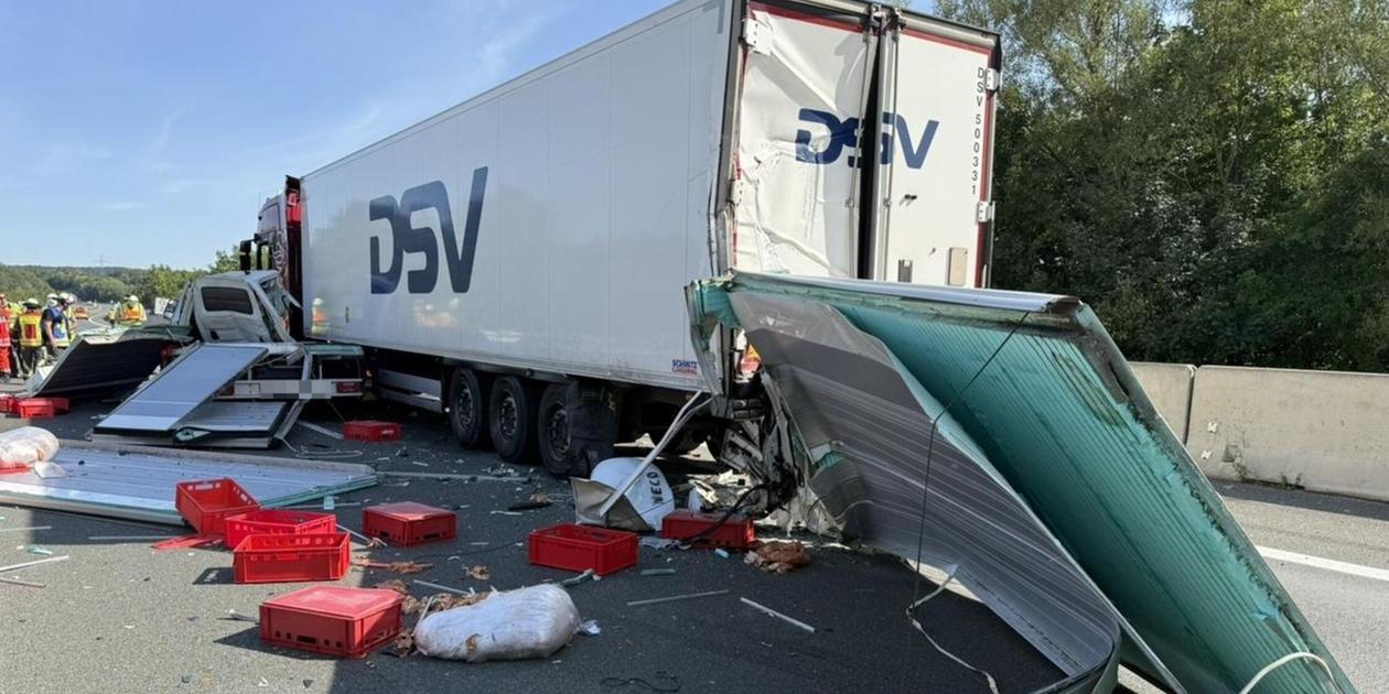 Doner meat distributed on the A6: Van crashes into the end of a traffic ...