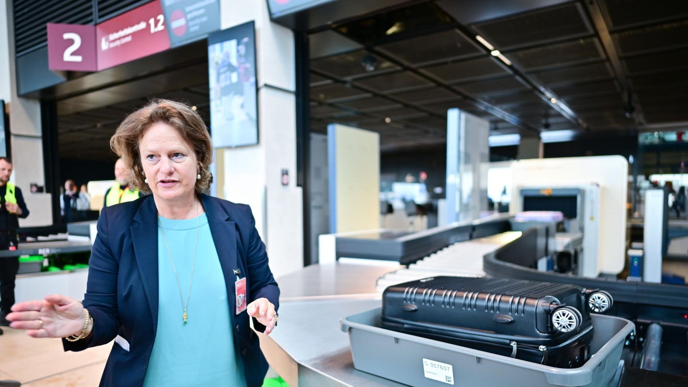 Na letališču BER pospešujejo varnostne preglede z novimi skenerji