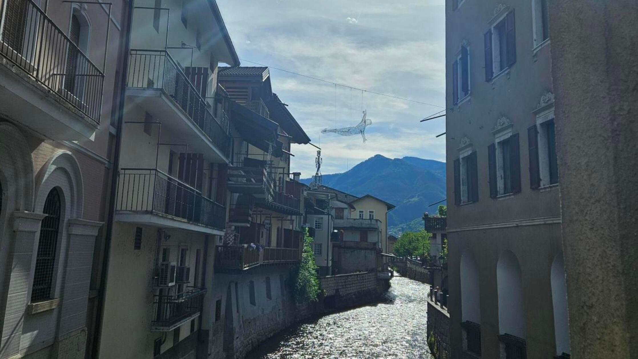 Er scheint durchsichtig, bis das Sonnenlicht auf ihn fällt: Der Flying Man schwebt über der Brenta, einem 174 km langen Fluss, der sich durch Borgo Valsugana windet.