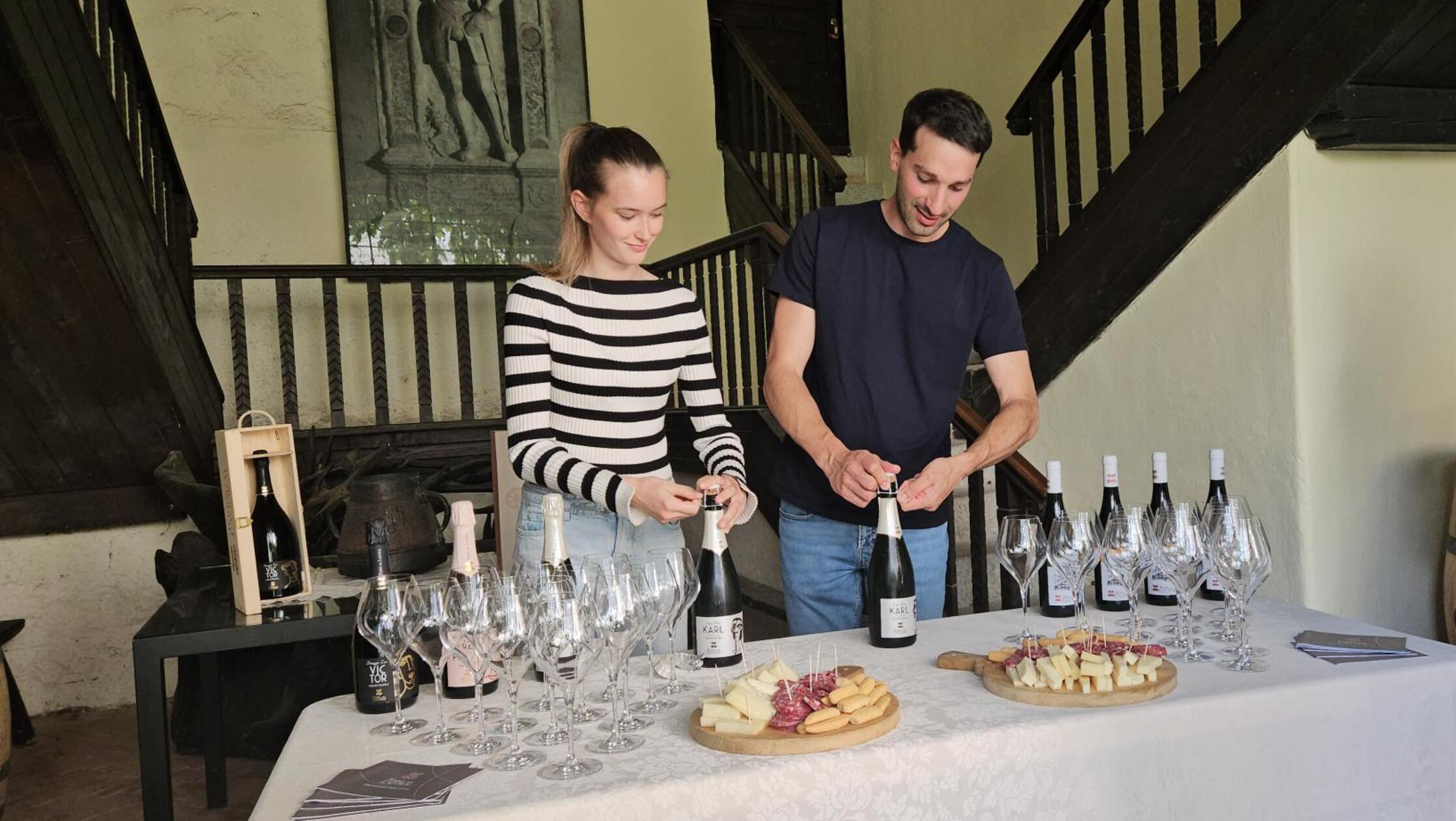 Stefano Dalledonne (rechts), der Winzer von Cantina Terre del Lagorai, bekommt bei der Weinverkostung Unterstützung von einer Angestellten.