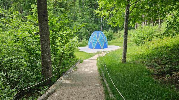 Wie ein riesiges Osterei sieht es aus, das Kunstwerk „Saber“ im Arte Sella.