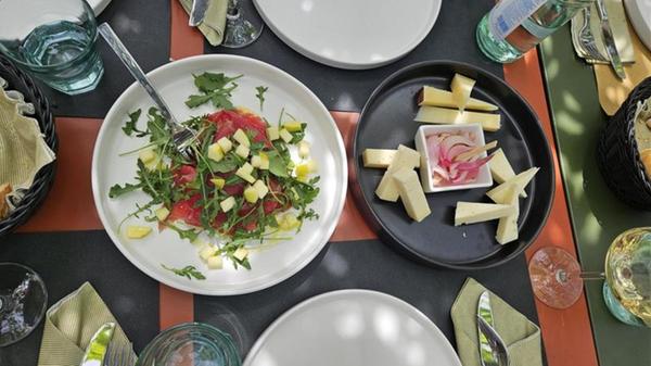 Carpaccio mit frischen Äpfeln und Hartkäse mit eingelegten Zwiebeln - im Ristorante All’Ersilia können Gäste unter grünen Dächern von Vorspeisenplatten probieren und teilen.