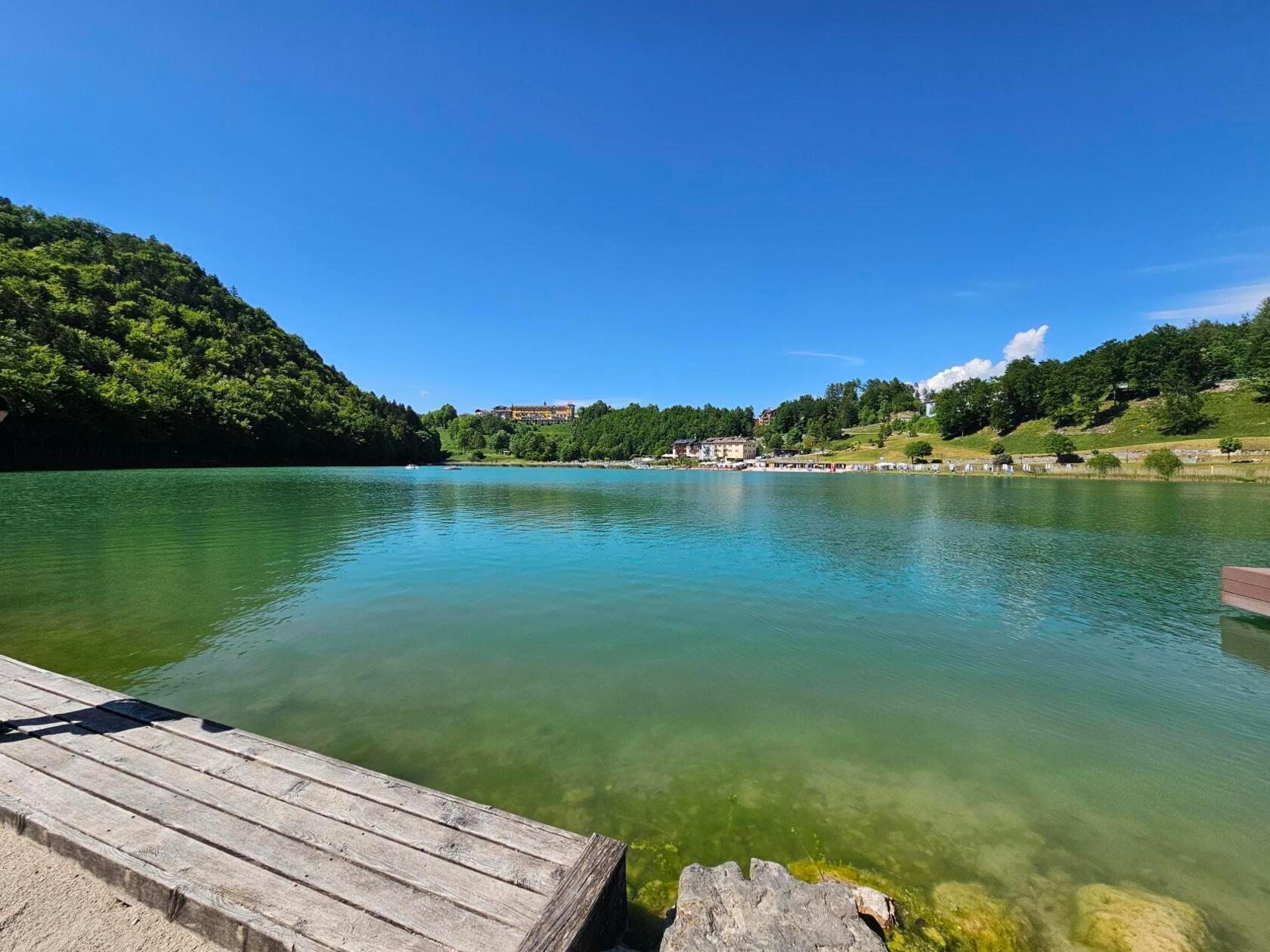 Beim Lago di Lavarone in Trentino wartet türkisblaues Wasser, viel Ruhe und insgesamt drei Strände.