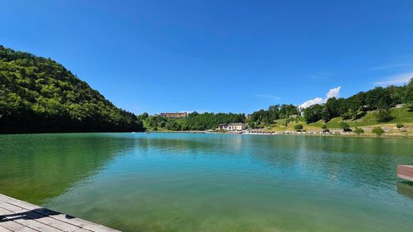 Beim Lago di Lavarone in Trentino wartet türkisblaues Wasser, viel Ruhe und insgesamt drei Strände.