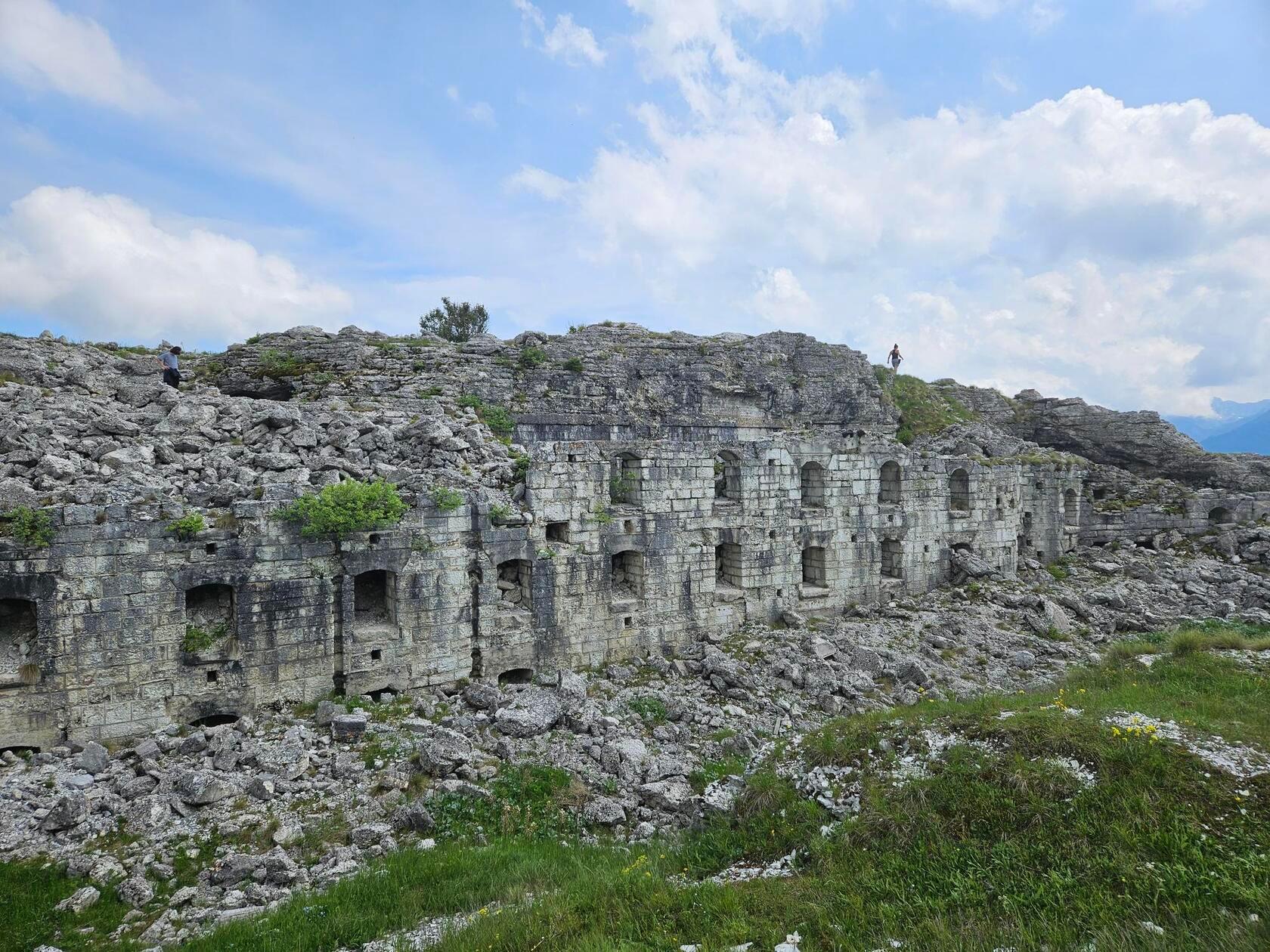 Das Forte Dosso delle Somme ist ein Festungswerk in 1670 Metern Höhe aus dem ersten Weltkrieg.