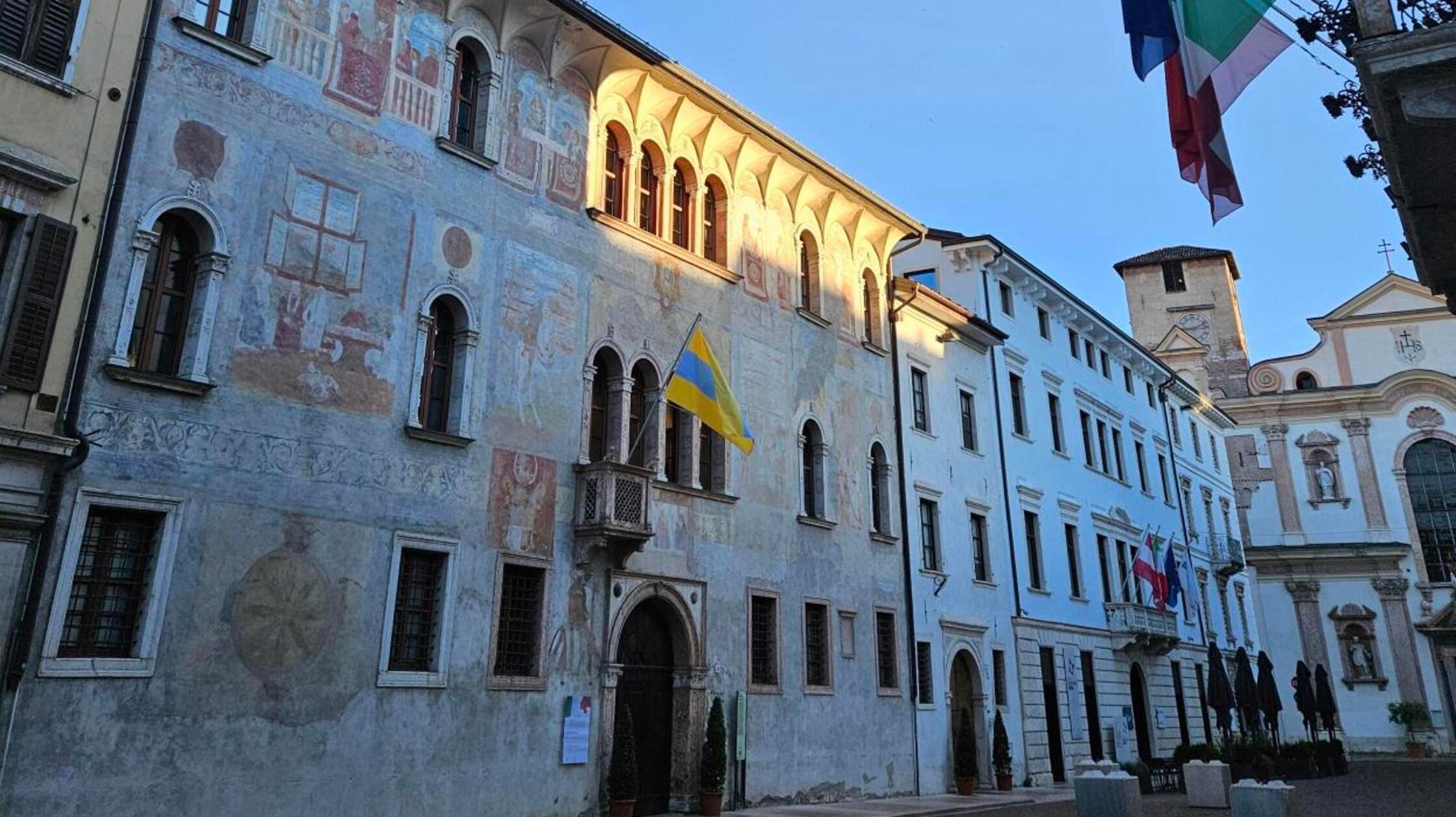 Wer auf dem Heimweg noch einen kurzen Abstecher machen möchte: Trient holt mit malerischen Hausfassaden und charmanten Parks zurück ins Italien des 16. Jahrhunderts.