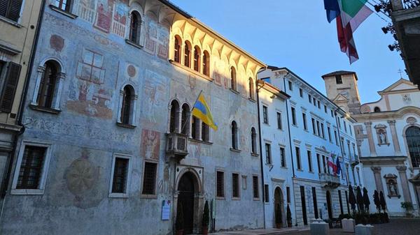 Wer auf dem Heimweg noch einen kurzen Abstecher machen möchte: Trient holt mit malerischen Hausfassaden und charmanten Parks zurück ins Italien des 16. Jahrhunderts.
