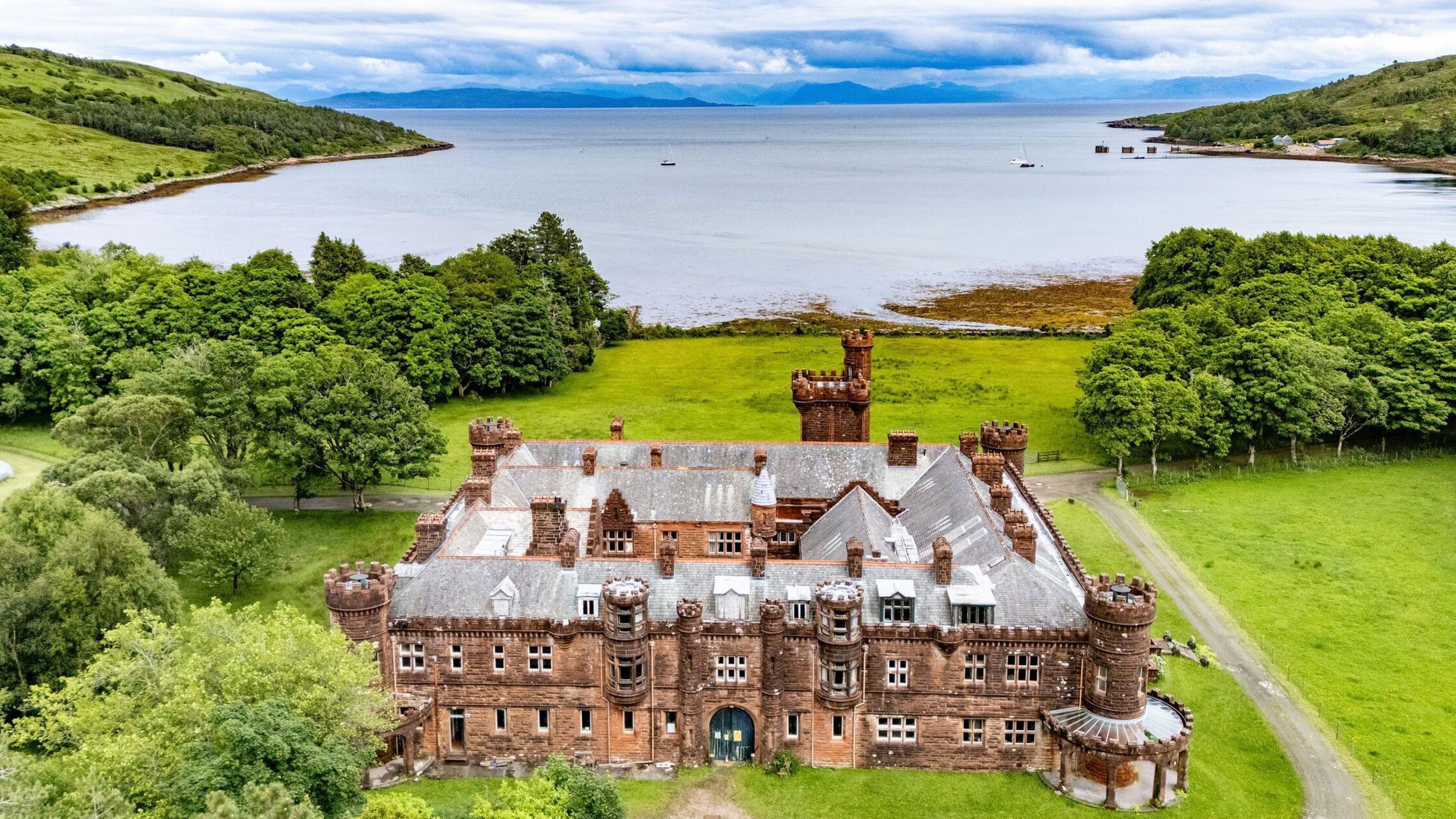 Mit Ballsaal, Bibliothek und Bedingungen: Schlossherrin oder Schlossherr in Schottland gesucht