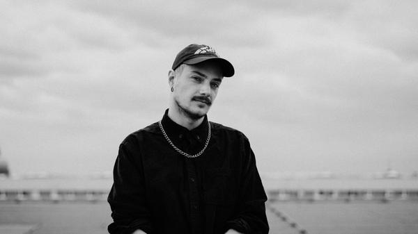 Das Feel U Free Festival steigt von Freitag, 5., bis Sonntag, 7. September, in einem Steinbruch im Schorgasttal in Wirsberg nördlich von Bayreuth. Ja, das liegt nicht gerade um die Ecke, ist aber dennoch absolut besuchenswert. Denn der Weekender bietet neben Musik auf zwei Floors von unter anderem Jonas Xenon aus Berlin (Foto) ebenso ein üppiges Rahmenprogramm mit Yoga, Workshops und Vorträgen.