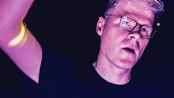 Das Nasty Open Air am Sonntag, 14. September, im Nürnberger Serenadenhof dürfte eines der letzten Freiluft-Events des Jahres sein. Unter dem Motto "Nasty im Zauberwald" versorgen an diesem Tag die DJs Gregor Tresher (Foto), Milan Milano, Sven Alauxen und Rebecca Minuusch die Leute mit gemäßigtem Tech House. Start: 12 Uhr.