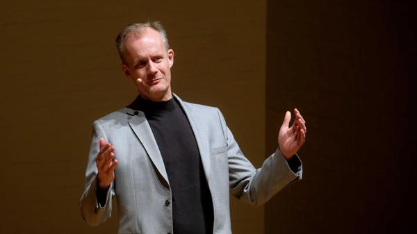 Max Uthoff bietet alles nur keinen flachen Humor. Die Programme des Münchner Kabarettisten sind gespickt mit intelligenten Pointen und brauchen hin und wieder einen Moment, bis sie ihre volle Wirkung entfalten. Am Donnerstag, 18. September, tritt Uthoff im Ansbacher Onoldiasaal vors Publikum. Die "Alles im Wunderland"-Show beginnt um 20 Uhr.