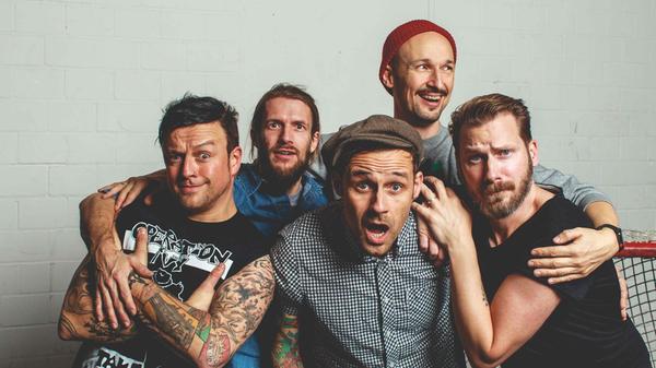 Im September erscheint das neue Album der Donots. Die "DONOTS acoustic – Schwert aus Holz" benannte Platte ist - der Titel lässt es vermuten - eine Akustik-LP. Vorgestellt wird die Scheibe in vier ausgesuchten Locations. Eine davon ist der Erlanger Redoutensaal. Am Dienstag, 23. September, sind die Berliner live und unplugged am Start. Beginn: 20 Uhr.