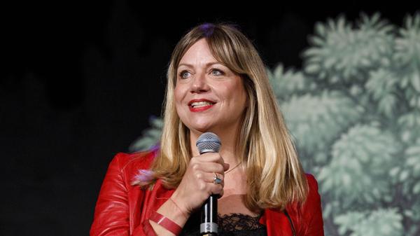 Der Redoutensaal befindet sich mitten in Erlangen. Der barocke Festsaal aus dem 18. Jahrhundert ist eine beliebte Kulisse für Veranstaltungen. Am Mittwoch, 24. September, tritt die renommierte Kabarettistin Mirja Regensburg in der Spielstätte auf. Mit dabei hat sie ihr Programm "Happy". Beginn: 20 Uhr.