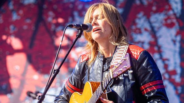 Die schwedische Musikerin Anna Ternheim befindet sich gerade auf Konzertreise. Die Songwriterin, die seit 2004 Alben veröffentlicht, stellt bei den Auftritten ihre "Premonitions"-Tour Songskizzen vor und damit keine fertigen, hochglanzpolierten Nummern. Das führt dazu, dass jeder Abend ein bisschen anders klingt. Am Samstag, 27. September, bespielt die Schwedin das Neue Museum Nürnberg. Der Abend im Rahmen der "Across"-Reihe startet um 21 Uhr.