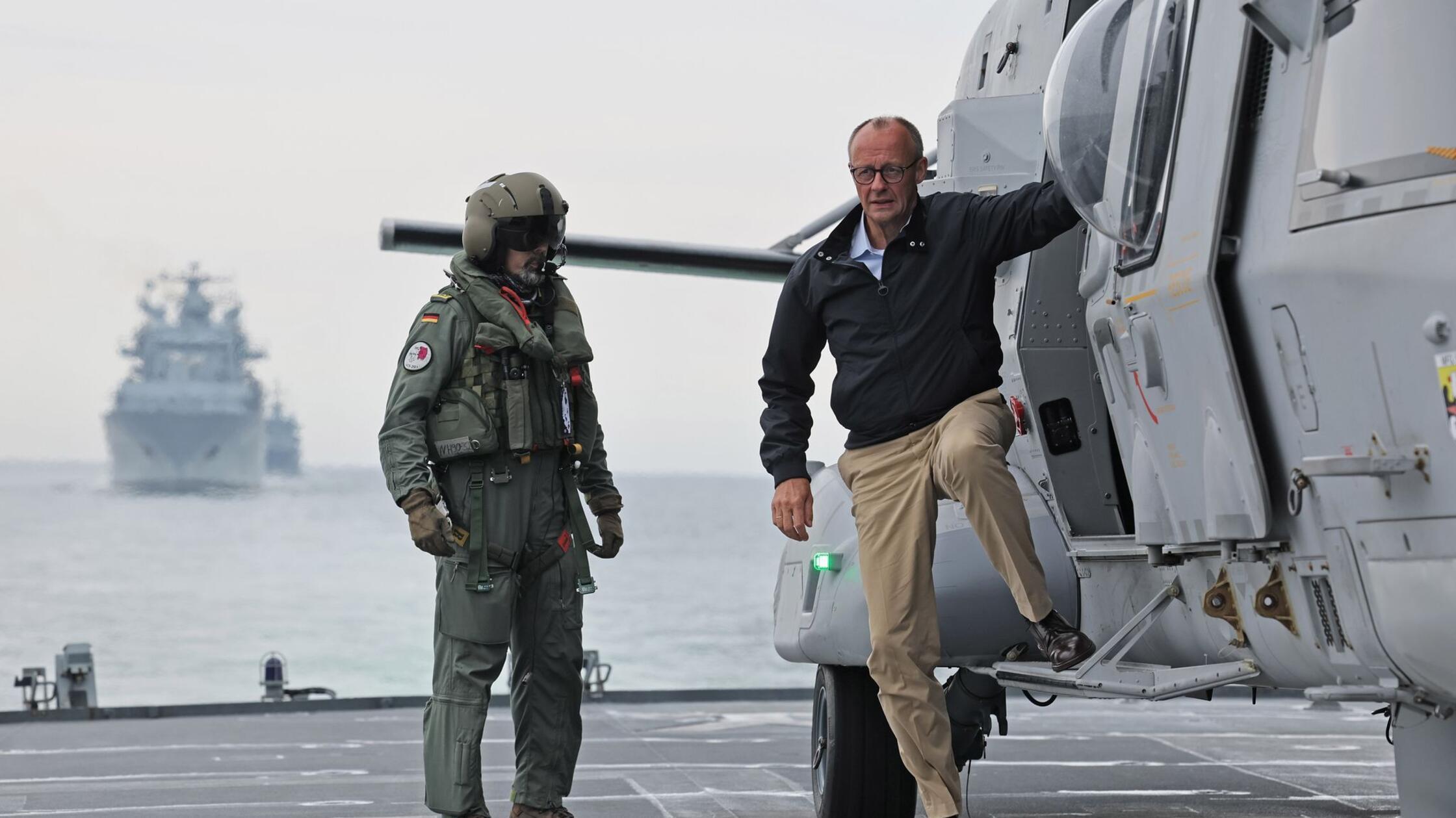 Merz auf der Fregatte „Bayern“ gelandet