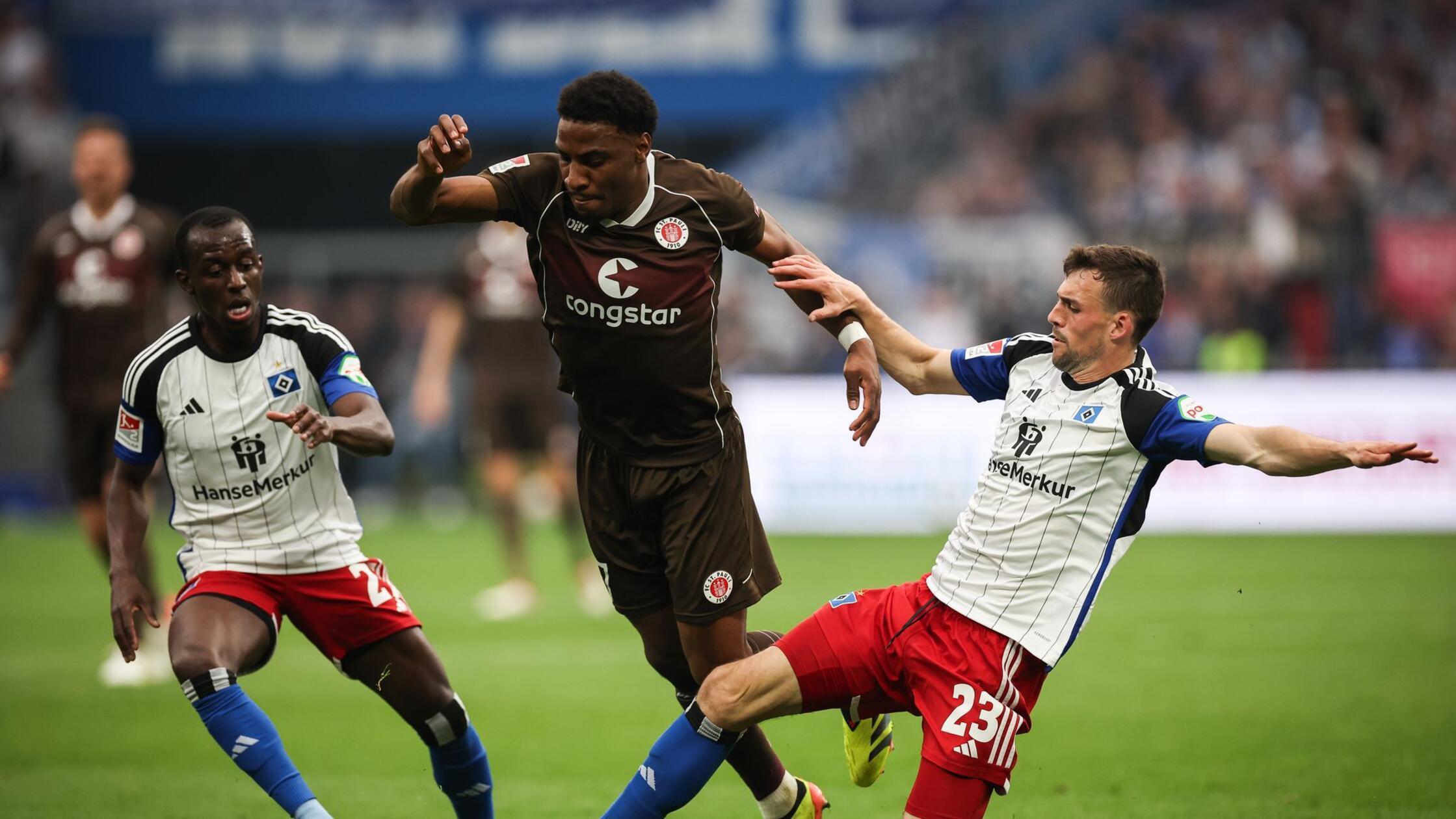 Duell um Stadtherrschaft: HSV und St. Pauli im Derby-Fieber