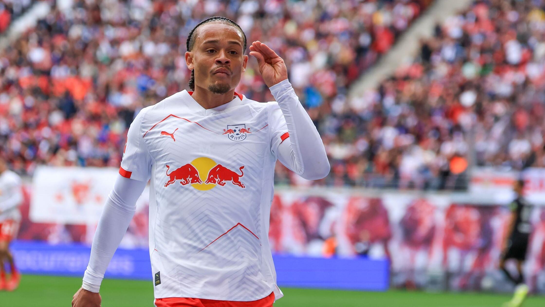 Xavi Simons bei RB Leipzig vor dem Absprung