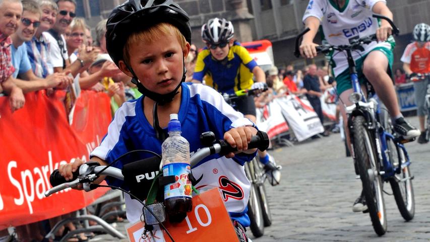 Philip Bauernfeind, mit vier Jahren der jüngste Teilnehmer beim Altstadtrennen, ist mit seinem Rad bei Run & Bike dabei.