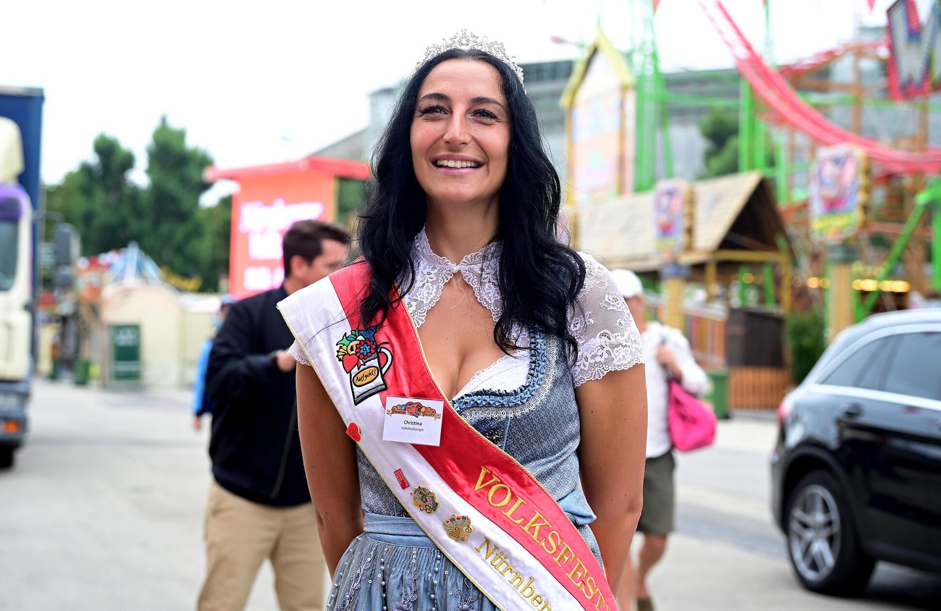 Die Volksfestkönigin Christina wird neben Oberbürgermeister Marcus König, und Ministerpräsident Markus Söder das Volksfest eröffnen.