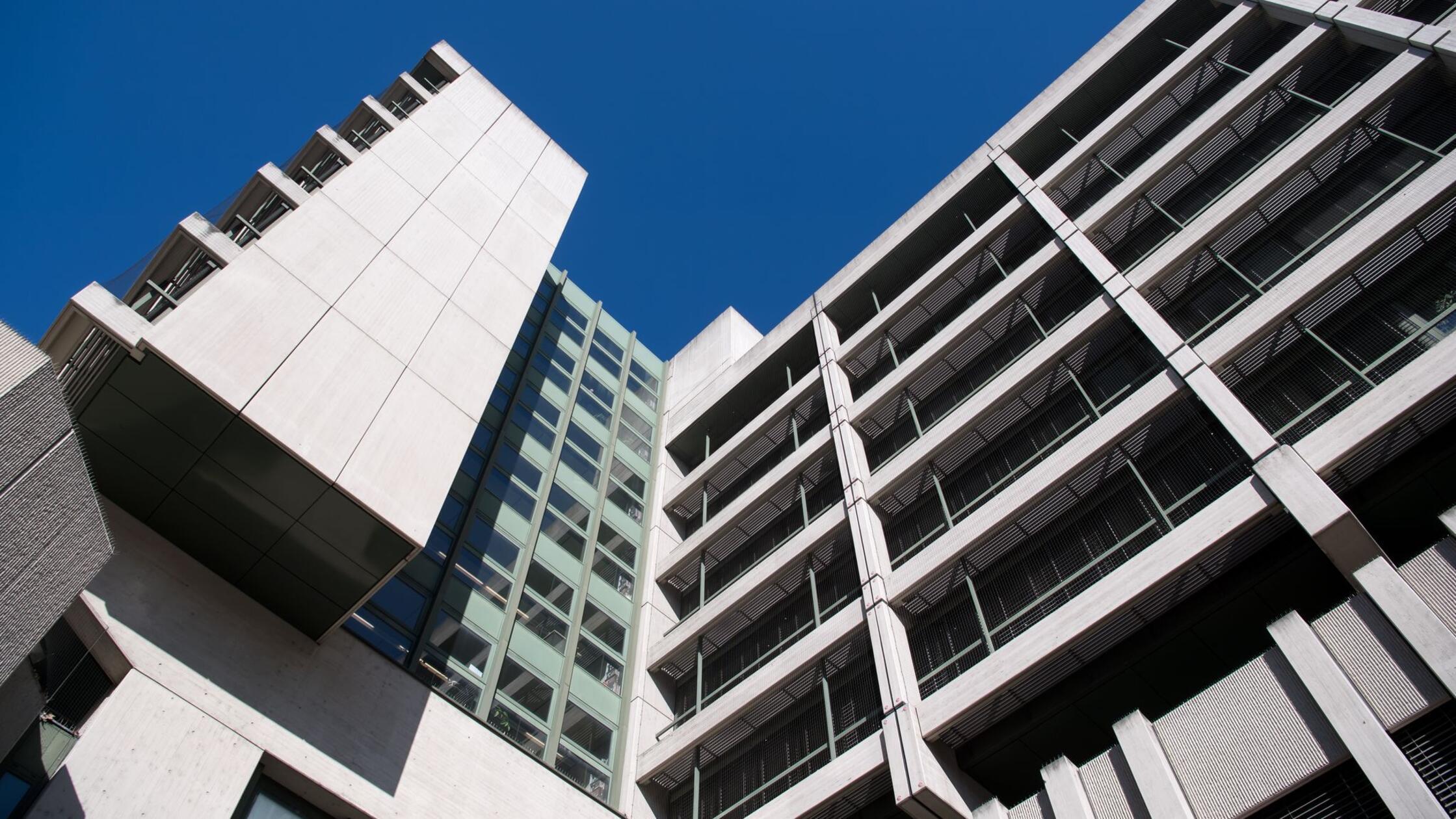 Bankangestellte soll fast 500.000 Euro gestohlen haben