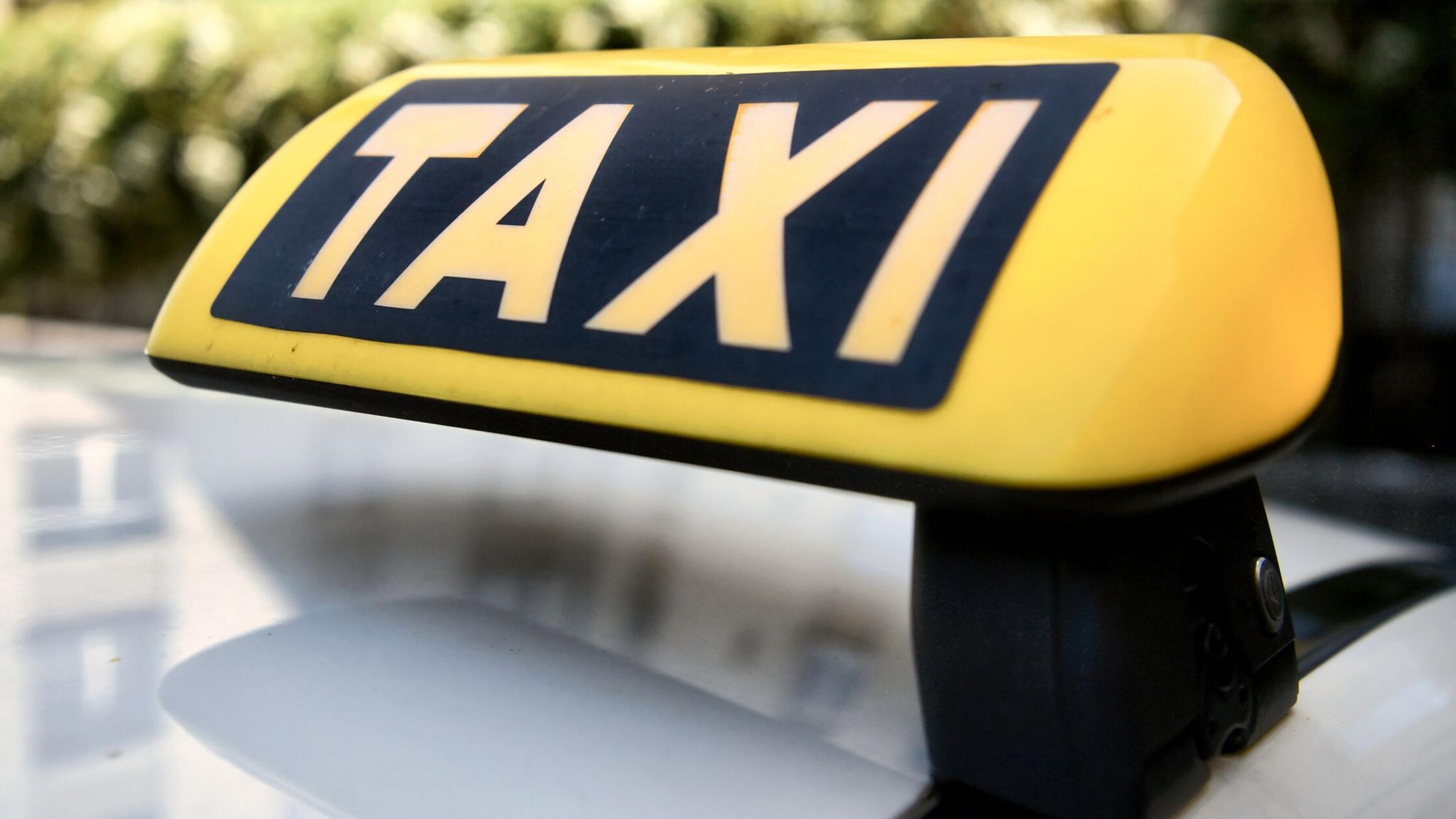 Taxifahrer vereitelt Betrug an alter Dame