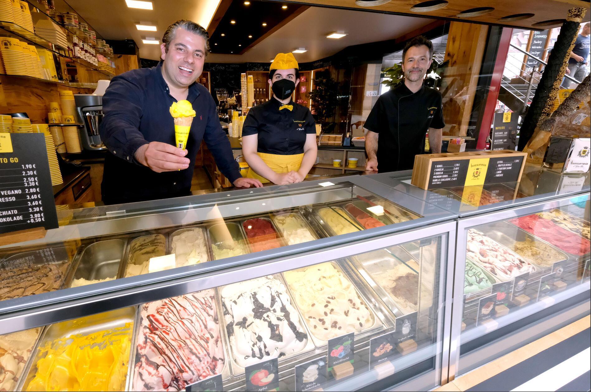 Platz 13 belegt die Eisdiele Bassanese am Nürnberger Hauptmarkt. Dort versorgen Marco Tonin, Ylenia Pispicia und Patrick DeRoß Naschkatzen mit erfrischendem Eis.