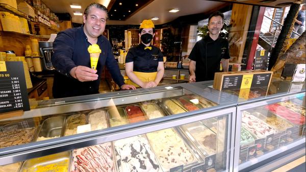 Platz 13 belegt die Eisdiele Bassanese am Nürnberger Hauptmarkt. Dort versorgen Marco Tonin, Ylenia Pispicia und Patrick DeRoß Naschkatzen mit erfrischendem Eis.