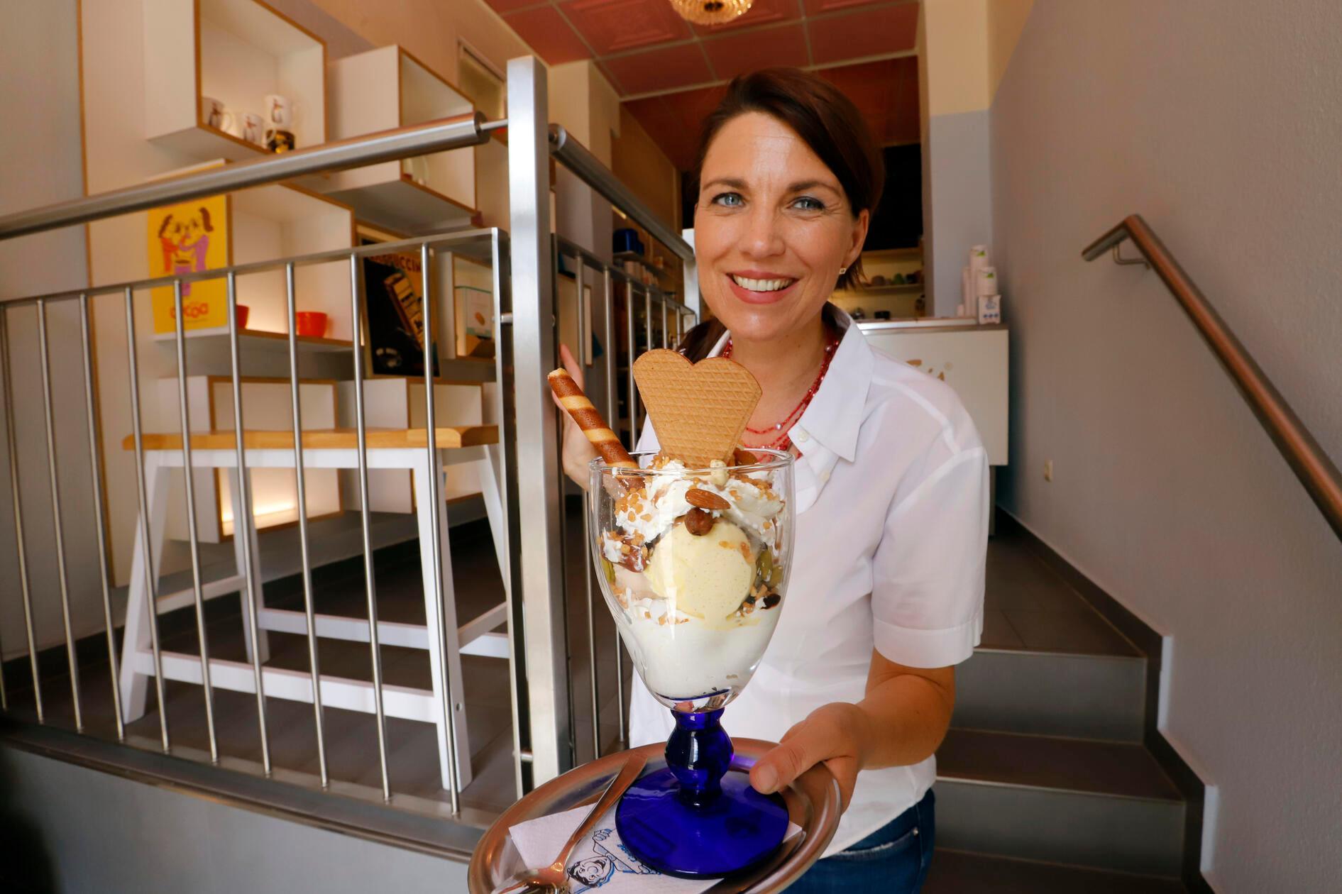 Platz 12belegt das kleine, aber feine Café Calabrese 54. Das Eiscafé bietet für jede Naschkatze etwas: Neben veganen Sorten, stehen dort verschiedene Geschmacksrichtungen auf der Eiskarte. Fans der kalten Erfrischung können in der Fürther Straße 54, in Nürnberg täglich verschiedene Eiskreationen bestellen.