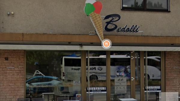 In der Hafenstraße 12, in Nürnberg befindet sich die Gelateria Bedolli, Platz 11 unseres Votings. Dort gibt es kalte Kreationen, wie Limettensorbet mit Prosecco-Minze und Holunder, Brezel-Eis oder Avola-Mandel-Eis mit Amarenakirsche und Keksen.