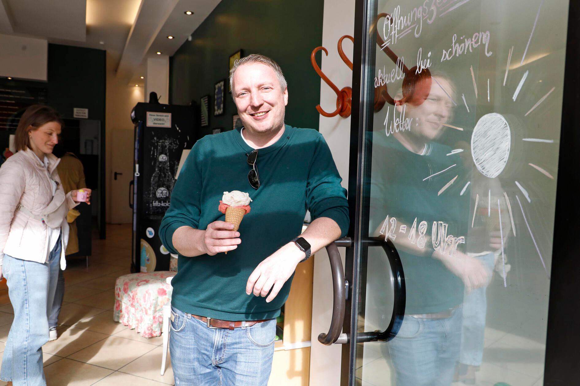 Eis im Glück Filialen gibt es am Friedrich-Ebert-Platz, am Fenitzerplatz, in Jobst und Gostenhof an der Fürther Straße. Die Eiscafés haben täglich geöffnet, um Naschkatzen mit Milcheis, Fruchteis, laktosefreiem Eis und zuckerfreiem Eis zu versorgen. Auf unserem Voting haben sie es auf <b>Platz 10</b> geschafft.
