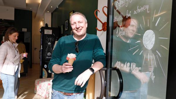 Eis im Glück Filialen gibt es am Friedrich-Ebert-Platz, am Fenitzerplatz, in Jobst und Gostenhof an der Fürther Straße. Die Eiscafés haben täglich geöffnet, um Naschkatzen mit Milcheis, Fruchteis, laktosefreiem Eis und zuckerfreiem Eis zu versorgen. Auf unserem Voting haben sie es auf <b>Platz 10</b> geschafft.