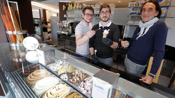 Die Eisdiele Cristallo am Mögeldorfer Plärrer bietet verschiedene Sorten der kalten Süßspeise ein. Das Café zählt seit vielen Jahren zur Stammdiele vieler Nürnbergerinnen und Nürnberger. Auf der Speisekarte sind verschiedene Milcheissorten, Sorbet und Eisgetränke zu finden. Cristallo liegt in der Ostendstraße 227 in Nürnberg und hat täglich geöffnet. Mit 278 Stimmen holt sich das Eiscafé den fünften Platz.