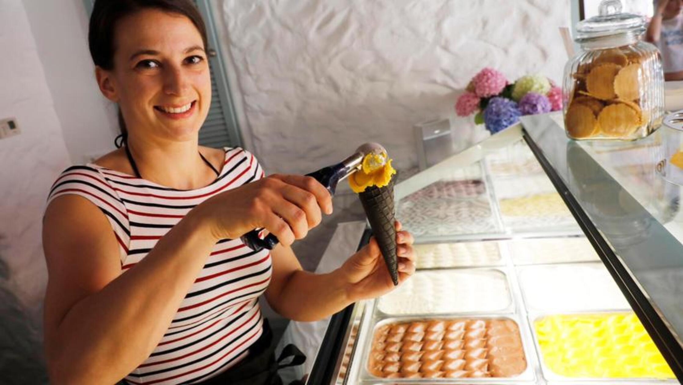 Das Halt die Waffel liegt im Herzen der Nürnberger Altstadt. Dort gibt es selbstgemachtes Eis. Inhaberin Pia Lederer serviert handgemachtes Eis, das aus natürlichen Zutaten besteht und ohne Zusatz von Aromastoffen auskommt. 437 Stimmen holt sich das Eiscafé und schafft es somit auf Platz 3.