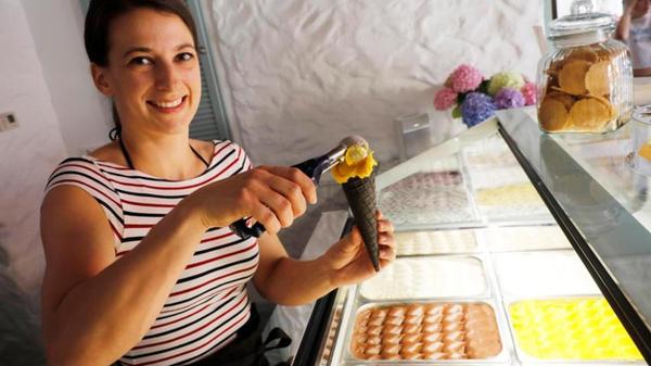 Das Halt die Waffel liegt im Herzen der Nürnberger Altstadt. Dort gibt es selbstgemachtes Eis. Inhaberin Pia Lederer serviert handgemachtes Eis, das aus natürlichen Zutaten besteht und ohne Zusatz von Aromastoffen auskommt. 437 Stimmen holt sich das Eiscafé und schafft es somit auf Platz 3.