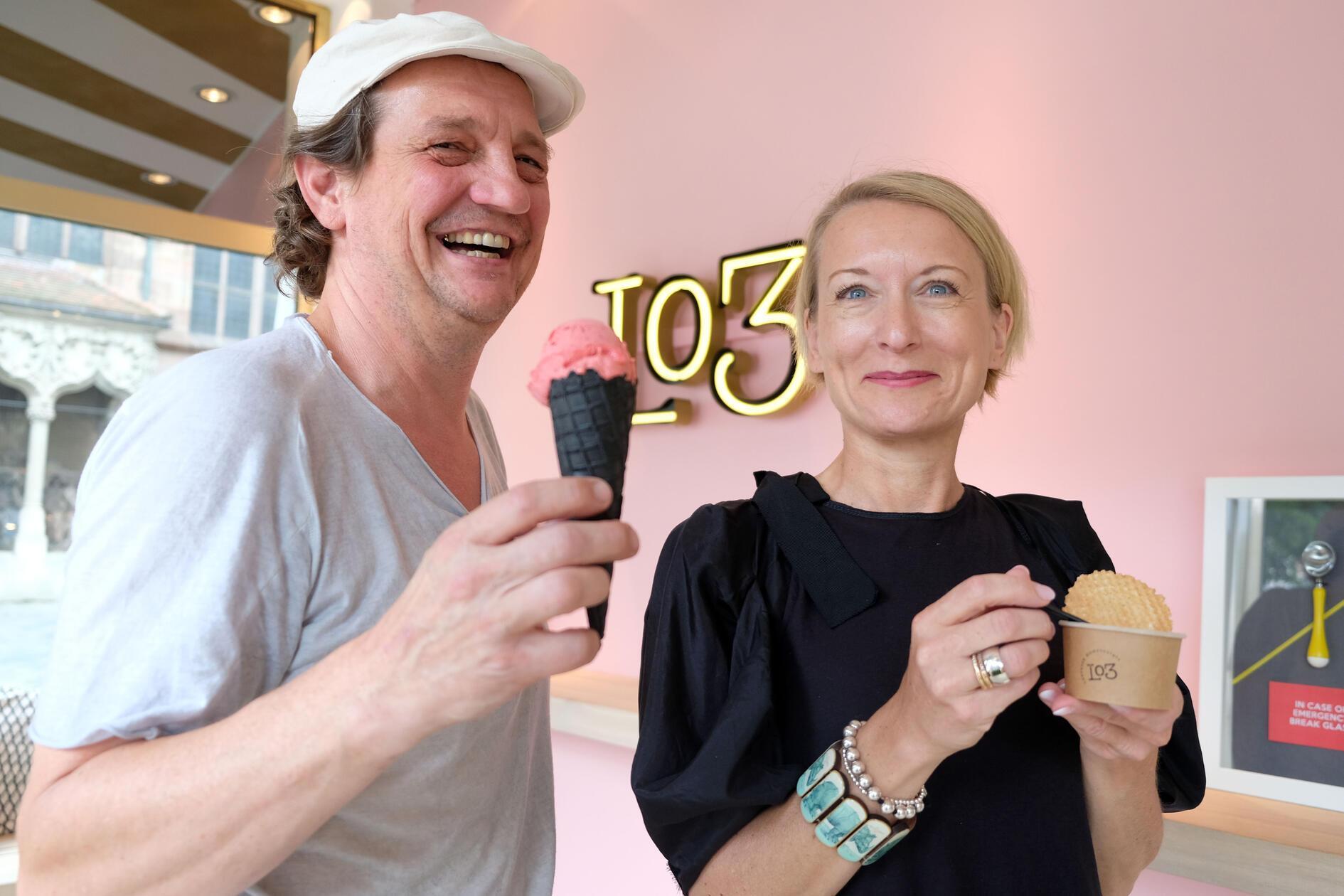 2400 Stimmen holt sich die Lorenzer Eiswerkwerkstatt und krallt sich damit den zweiten Platz unserer Votings. Das Café befindet sich direkt an der Lorenzkirche und ist ein echter Eisliefergarant: Das Team drückt dort täglich Kugeln in die Waffel. Die Lo3 hat nicht nur im Sommern, sondern auch in den Wintermonaten geöffnet - natürlich mit entsprechend weihnachtlichen und winterlichen Eissorten. Das Eiscafé ist am Lorenzer Platz 3 in Nürnberg zu finden.