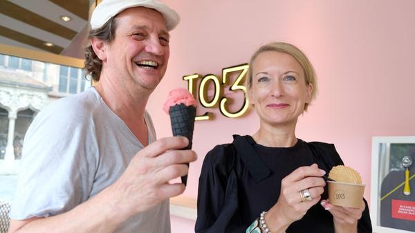 2400 Stimmen holt sich die Lorenzer Eiswerkwerkstatt und krallt sich damit den zweiten Platz unserer Votings. Das Café befindet sich direkt an der Lorenzkirche und ist ein echter Eisliefergarant: Das Team drückt dort täglich Kugeln in die Waffel. Die Lo3 hat nicht nur im Sommern, sondern auch in den Wintermonaten geöffnet - natürlich mit entsprechend weihnachtlichen und winterlichen Eissorten. Das Eiscafé ist am Lorenzer Platz 3 in Nürnberg zu finden.