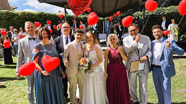 Im Deutschordensschloss Postbauer-Heng heirateten die Innenarchitektin Sabrina Böhmer (29) aus Höhenberg im Tal und der Einkäufer Dennis Lewey (28) aus Postbauer-Heng. Durch einen gemeinsamen Freund lernten die beiden sich bereits 2012 kennen. Gefunkt hat es Silvester 2015. So richtig offiziell wurde es im Sommer: Nun fand die standesamtliche Hochzeit statt. Zur Hochzeitsfeier ging es in den Spitalstadel nach Freystadt. Nach dem freudigen Stress der Hochzeit ist aktives Relaxen in Südtirol angesagt. Der Standesbeamte Hermann Bogner wünschte dem Ehepaar Lewey weiterhin alles Gute auf ihrem gemeinsamen weiteren Lebensweg.