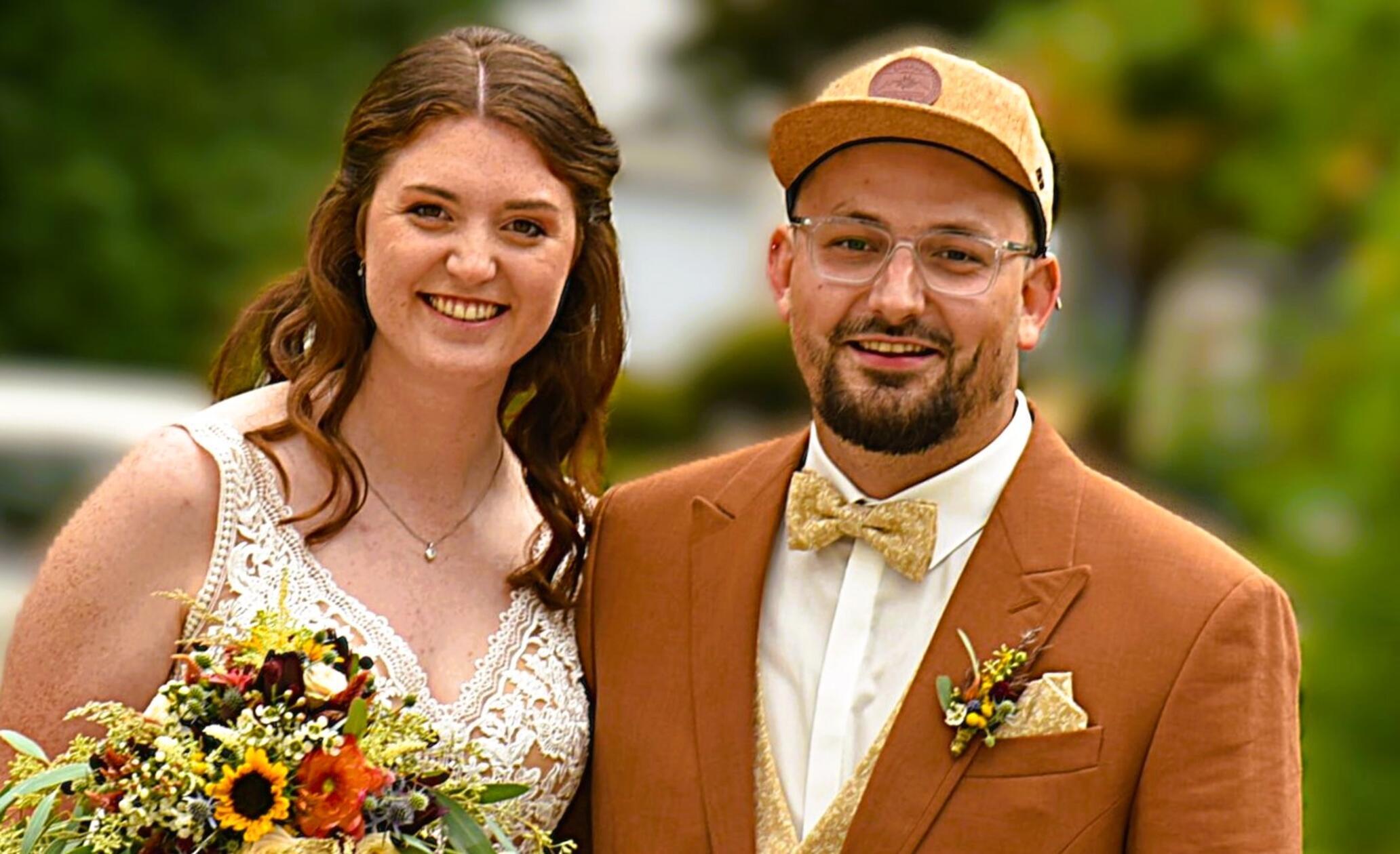 Ende August heirateten die geborene Kristin Körner, Technische Zeichnerin aus Aßlschwang, und der Zimmerermeister Dominik Hirsch aus Pavelsbach in der Pfarrkirche St. Leonhard. Vor sieben Jahren lernten sie sich am Stodlfest in Pavelsbach kennen. Die Liebe wuchs und wurde immer intensiver. Am 28. Juni 2025 wurden die beiden im Beisein der engsten Verwandten im Stadlmann-Anwesen in Freystadt standesamtlich getraut. Die Hochzeitsfeier mit allen Gästen fand in Aßlschwang in einem Zelt statt.