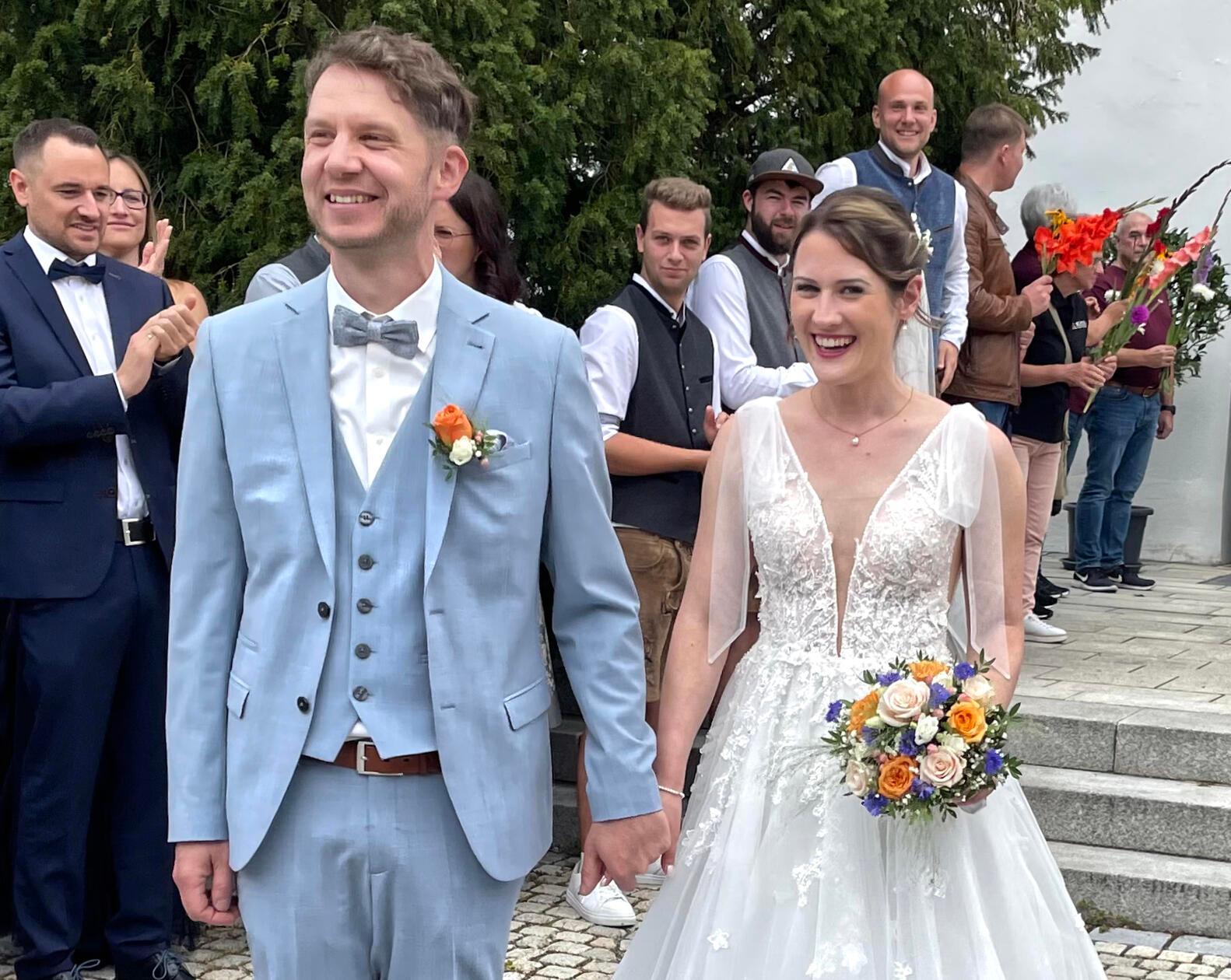 Marie-Theres Neumeier aus Hohenfels und Marco Schmidt aus Berg haben im Festsaal der Residenz in Neumarkt den Bund der Ehe geschlossen. Vor dem Standesbeamten Ludwig Lang gaben sie sich im Beisein von Familienangehörigen und Verwandten das Ja-Wort. Nach der Vermählung wartete ein großes Spalier auf das Brautpaar, das dieses durchschreiten musste. Mit dem Brautauto ging es im Konvoi ins Gasthaus „Zur Adelburg“ nach Hollerstetten, wo die Hochzeit mit vielen Gästen zünftig gefeiert wurde. Danach verbrachte das Brautpaar ein paar Wellness-Tage im tschechischen Marienbad. Seit 2022 sind die Kauffrau für Bürokommunikation und der Kfz.-Elektriker ein Paar – sie wohnen in der Stadt Neumarkt.