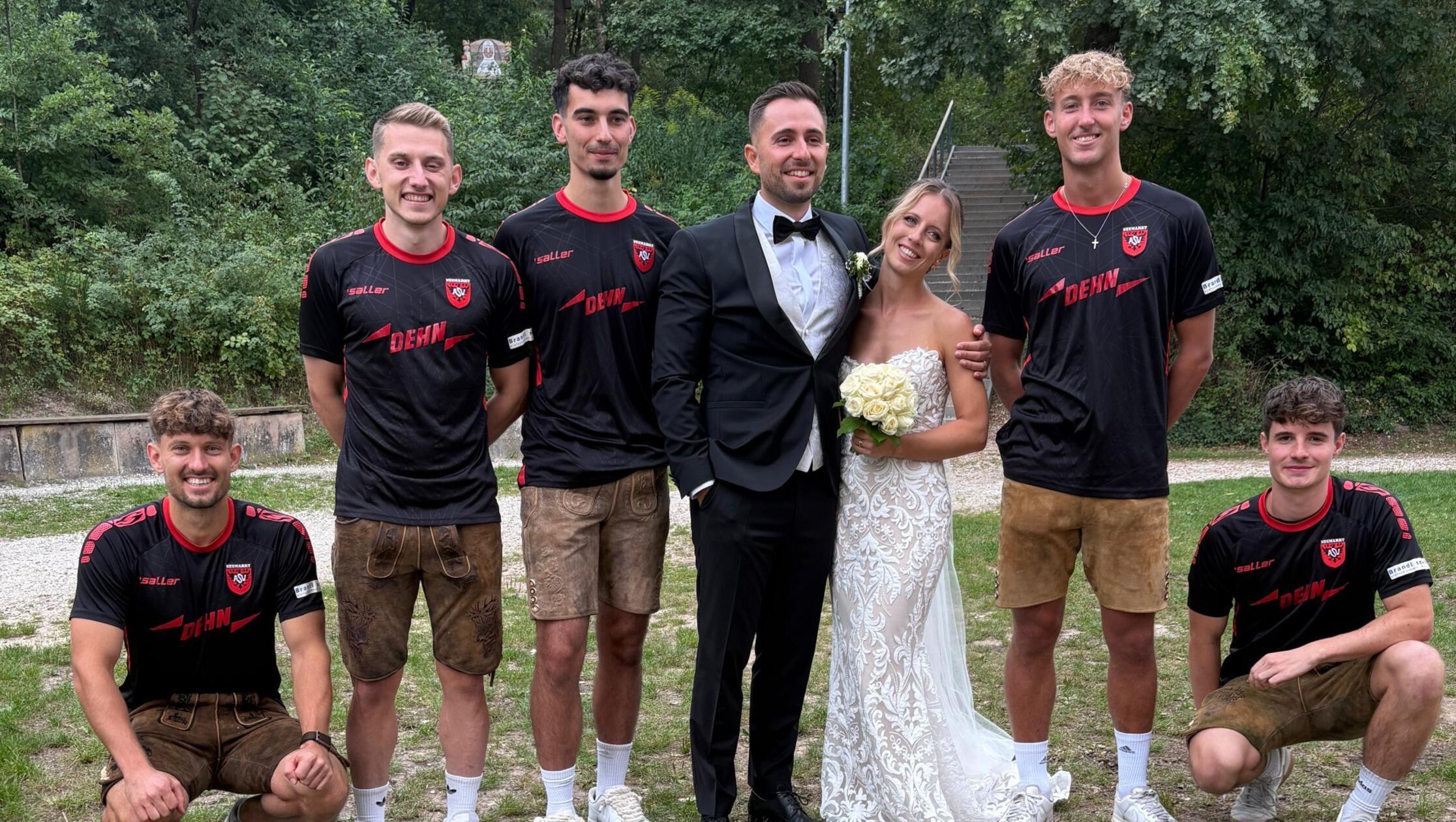 Wer in einer Kleinstadt aufgewachsen ist, weiß: Man kennt sich. So ging es auch Carolin Büttner und Drilon Asani in Hilpoltstein. Die 27-jährige Industriekauffrau und der 30-jährige Sachbearbeiter liefen sich immer wieder beim Weggehen und im Fitnessstudio über den Weg. Irgendwann wurde aus einem flüchtigen Sehen mehr - und sie wurden ein Paar. Drei Jahre später haben sie nun mit Familie und Freunden ihre standesamtliche Hochzeit auf der Burg Hilpoltstein gefeiert. Nach der Trauung wartete auf den Bräutigam eine Überraschung. Denn einige Fußballer des ASV Neumarkt, wo der 30-Jährige der Co-Trainer ist, standen im Spalier, um den Frischvermählten zu gratulieren. Auch der TV Hilpoltstein war vertreten, hier ist die Braut als Trainerin aktiv.