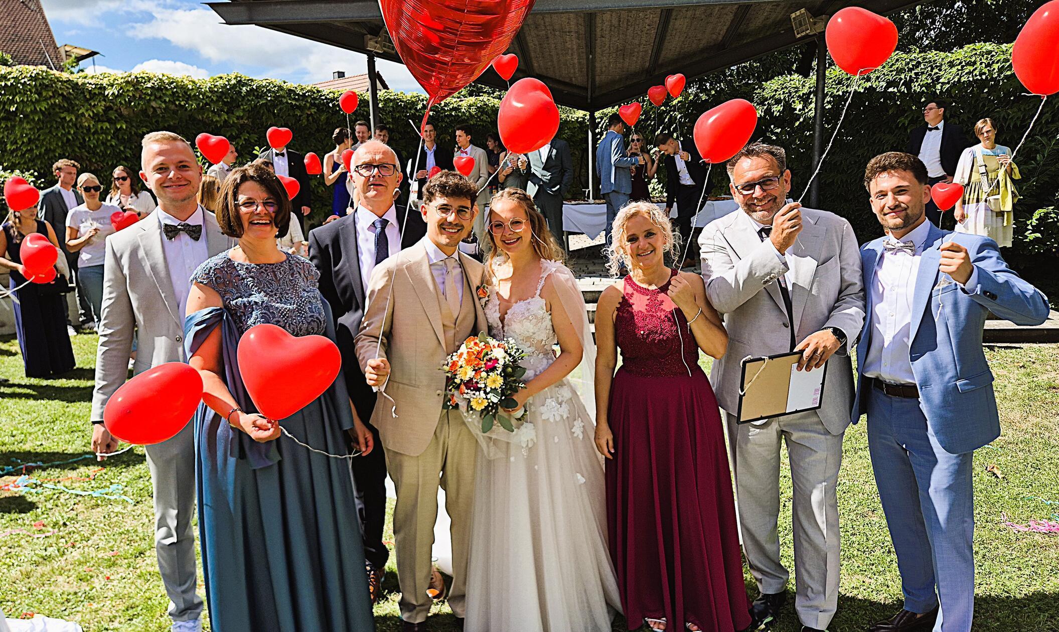 Im Deutschordensschloss Postbauer-Heng heirateten die Innenarchitektin Sabrina Böhmer (29) aus Höhenberg im Tal und der Einkäufer Dennis Lewey (28) aus Postbauer-Heng. Durch einen gemeinsamen Freund lernten die beiden sich bereits 2012 kennen. Gefunkt hat es Silvester 2015. So richtig offiziell wurde es im Sommer: Nun fand die standesamtliche Hochzeit statt. Zur Hochzeitsfeier ging es in den Spitalstadel nach Freystadt. Nach dem freudigen Stress der Hochzeit ist aktives Relaxen in Südtirol angesagt. Der Standesbeamte Hermann Bogner wünschte dem Ehepaar Lewey weiterhin alles Gute auf ihrem gemeinsamen weiteren Lebensweg.