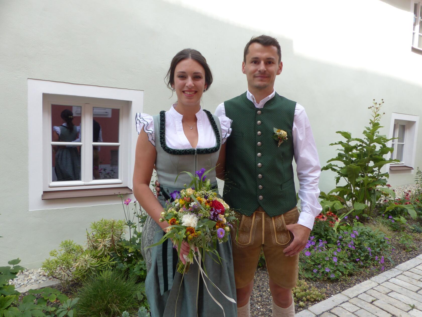 Eigentlich kennen sich Carina Hiemer und Josef Stöckl, sie sind beide im Freystädter Ortsteil Burggriesbach in der Segelau aufgewachsen, „schon immer“. Doch richtig gefunkt hat es erst vor drei Jahren, als sich beide bei einer Hausparty nähergekommen sind. Seither gehen sie ihre Wege gemeinsam und haben ihre Zweisamkeit nun mit dem Eheversprechen gekrönt. Im Beisein der Familien gaben sich beide im Stadlmann-Anwesen in Freystadt das Ja-Wort bei Bürgermeister Alexander Dorr. Nach der Trauung grüßten die Fußballer der DJK Burggriesbach, die Tänzerinnen und Tänzer der Burggriesbacher Showtanzgruppe „Managa’s“, die Mitarbeiter des Bräutigams von Heizung-Sanitär Stöckl und die Arbeitskollegen von Carina von der Stadtverwaltung Greding.