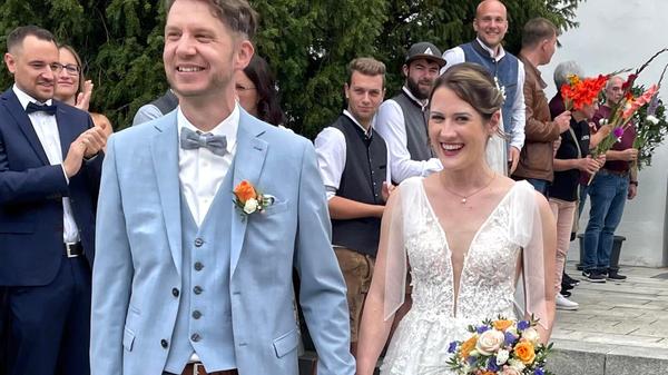 Marie-Theres Neumeier aus Hohenfels und Marco Schmidt aus Berg haben im Festsaal der Residenz in Neumarkt den Bund der Ehe geschlossen. Vor dem Standesbeamten Ludwig Lang gaben sie sich im Beisein von Familienangehörigen und Verwandten das Ja-Wort. Nach der Vermählung wartete ein großes Spalier auf das Brautpaar, das dieses durchschreiten musste. Mit dem Brautauto ging es im Konvoi ins Gasthaus „Zur Adelburg“ nach Hollerstetten, wo die Hochzeit mit vielen Gästen zünftig gefeiert wurde. Danach verbrachte das Brautpaar ein paar Wellness-Tage im tschechischen Marienbad. Seit 2022 sind die Kauffrau für Bürokommunikation und der Kfz.-Elektriker ein Paar – sie wohnen in der Stadt Neumarkt.