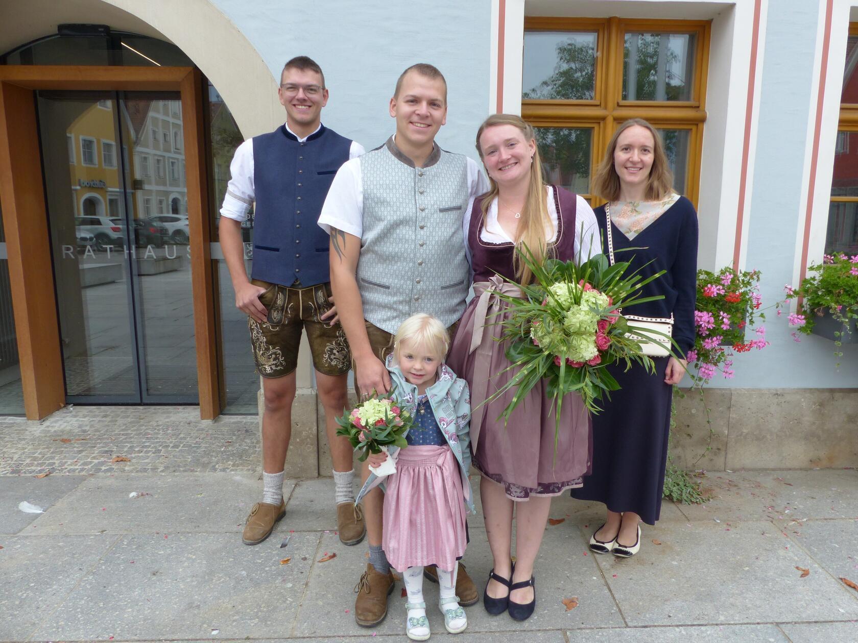 Im Januar vor fünf Jahren lernten sich Nadine Bernhard aus Neumarkt und Maximilian Wiesner aus Hammerberg, einem Ortsteil der Gemeinde Rieden im Landkreis Amberg-Sulzbach, kennen. Beide waren bei der Geburtstagsfeier von Stefan, dem jüngeren Bruder des Bräutigams, in Hammerberg eingeladen und trafen sich hier das erste Mal. Nach einer kurzen Weile verliebten sie sich, wurden ein Paar und haben ihre Beziehung nun mit dem Ja-Wort gefestigt. Bürgermeister Alexander Dorr traute die Liebenden im Freystädter Rathauses. Mit dabei waren die beiden Trauzeugen und die Familienangehörigen der Frischvermählten. Zu den ersten Gratulanten an diesem Freudentag gehörte Töchterchen Verena, die seit vier Jahren die kleine Familie vervollständigt.