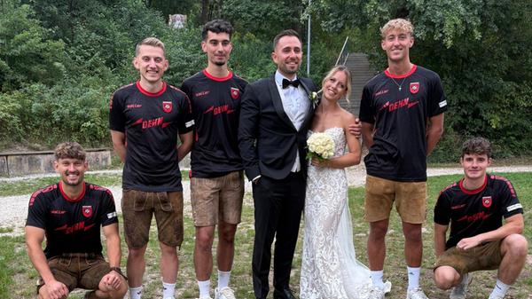 Wer in einer Kleinstadt aufgewachsen ist, weiß: Man kennt sich. So ging es auch Carolin Büttner und Drilon Asani in Hilpoltstein. Die 27-jährige Industriekauffrau und der 30-jährige Sachbearbeiter liefen sich immer wieder beim Weggehen und im Fitnessstudio über den Weg. Irgendwann wurde aus einem flüchtigen Sehen mehr - und sie wurden ein Paar. Drei Jahre später haben sie nun mit Familie und Freunden ihre standesamtliche Hochzeit auf der Burg Hilpoltstein gefeiert. Nach der Trauung wartete auf den Bräutigam eine Überraschung. Denn einige Fußballer des ASV Neumarkt, wo der 30-Jährige der Co-Trainer ist, standen im Spalier, um den Frischvermählten zu gratulieren. Auch der TV Hilpoltstein war vertreten, hier ist die Braut als Trainerin aktiv.