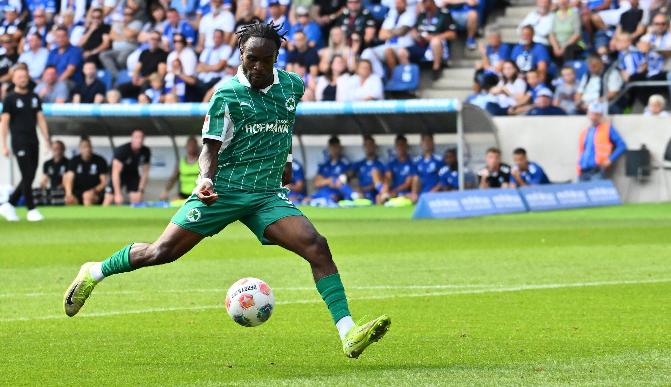Überraschend gehen die Fürther nach 24 Minuten in Führung: Hrgota findet Futkeu, der cool bleibt und das 0:1 erzielt.